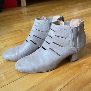Beige leather boots made in Italy